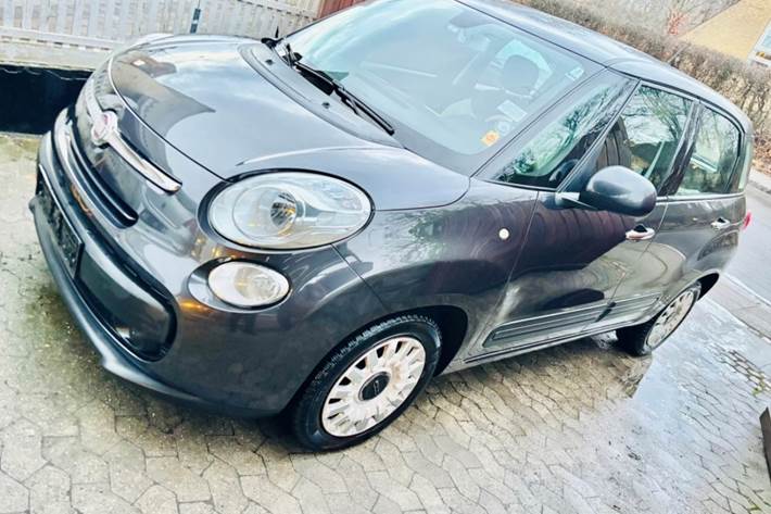 Grå Fiat 500L fra 2012