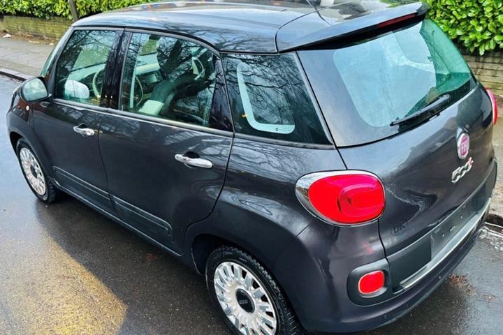 Grå Fiat 500L fra 2012