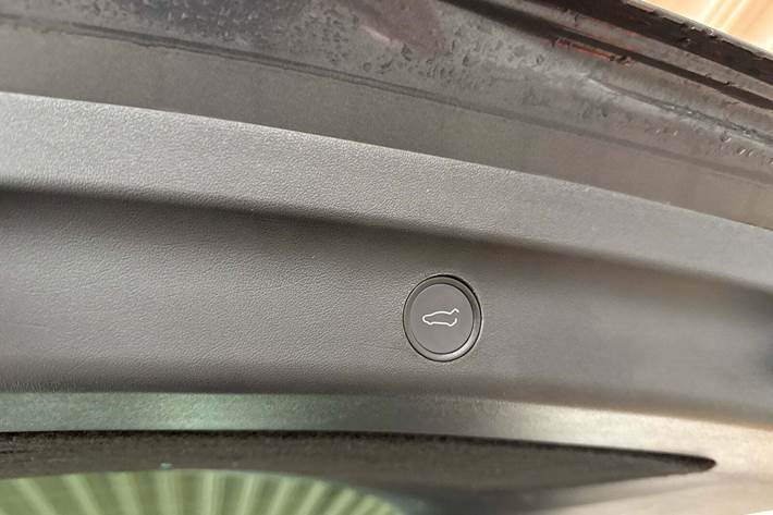 Grå Tesla Model Y fra 2022