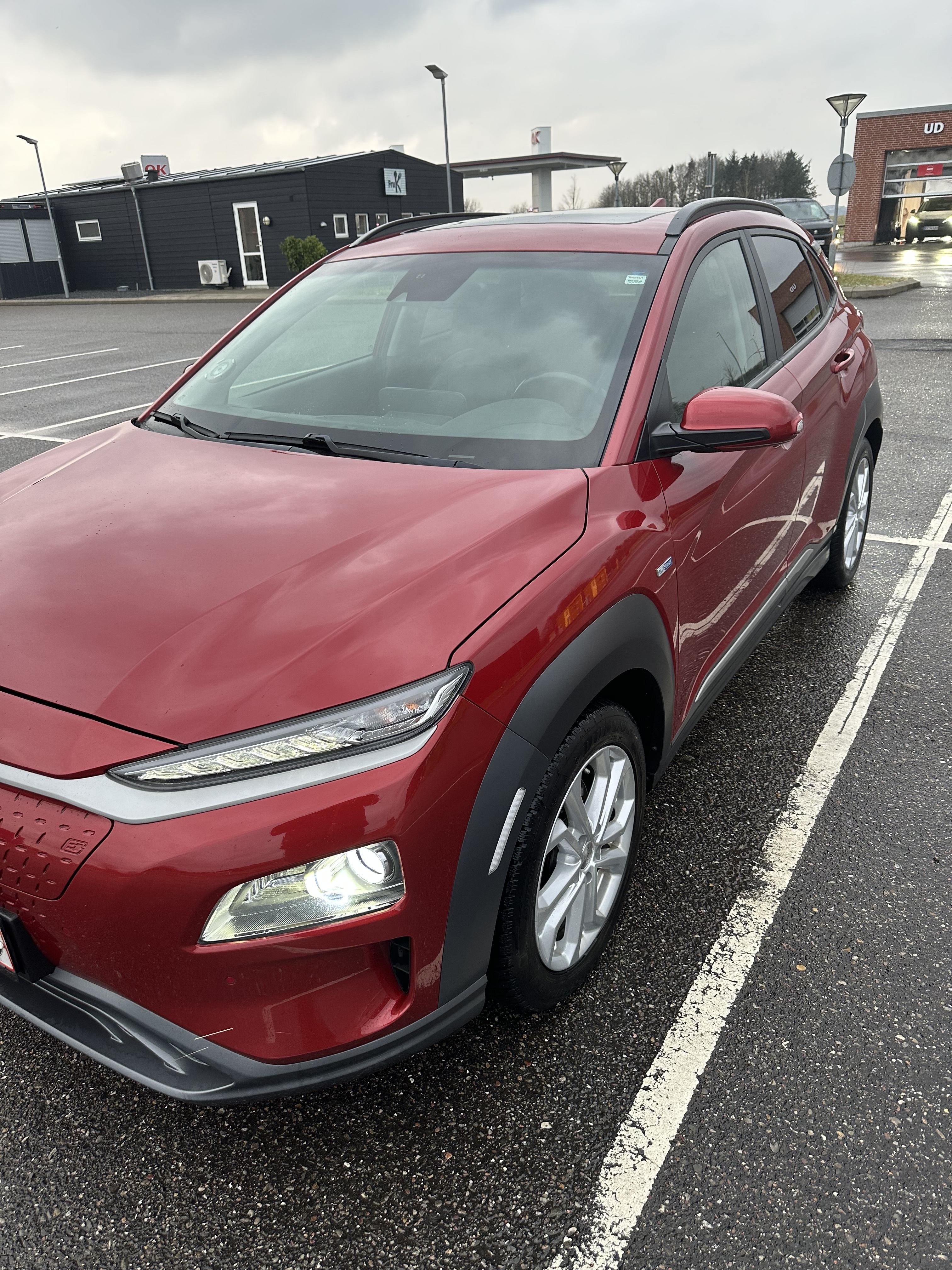 Rød Hyundai Kona fra 2019
