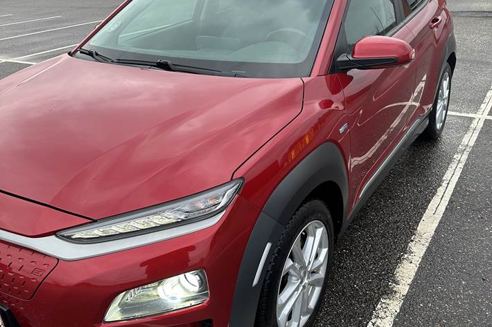 Rød Hyundai Kona fra 2019