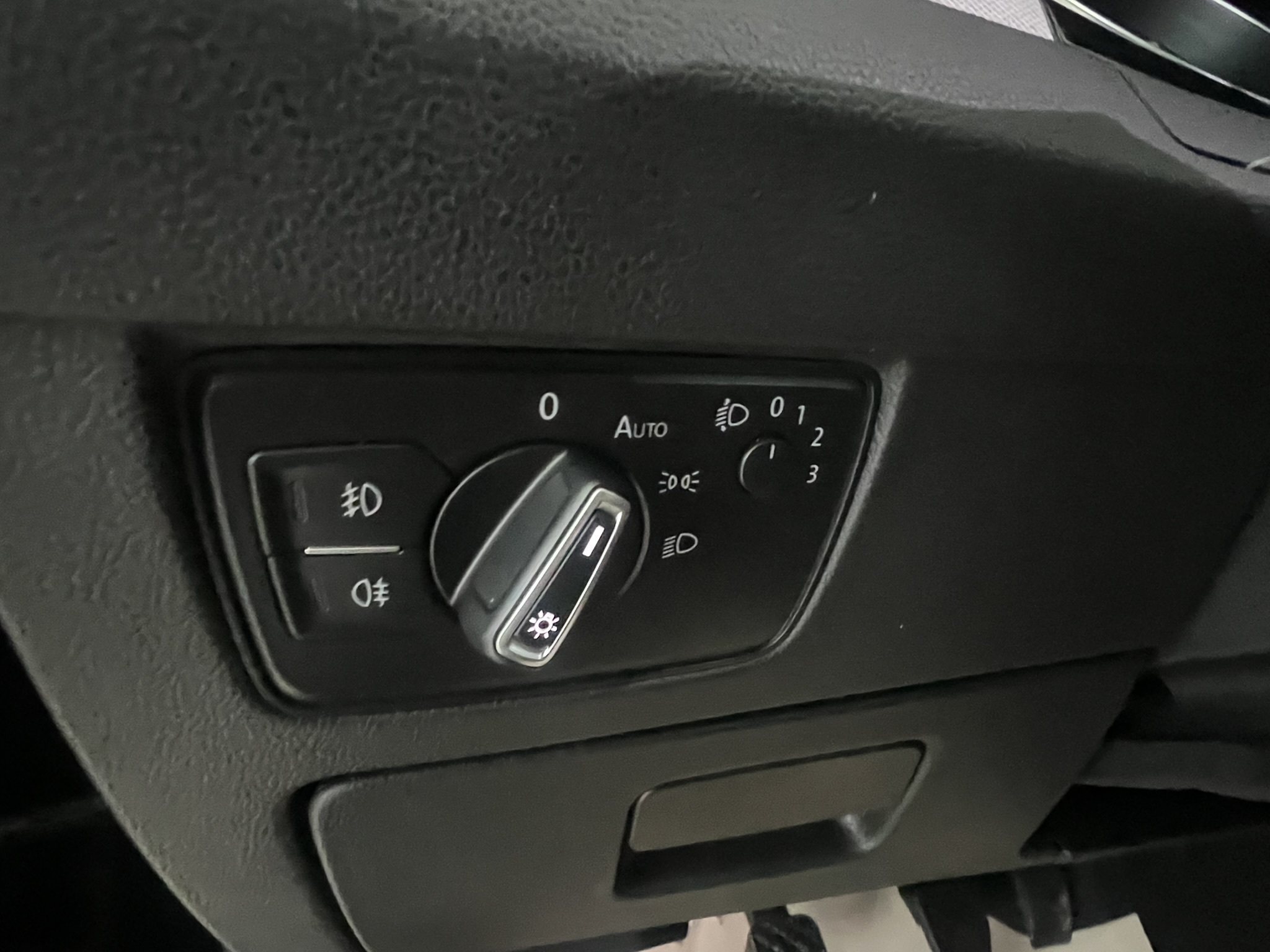 Sort VW Passat fra 2016