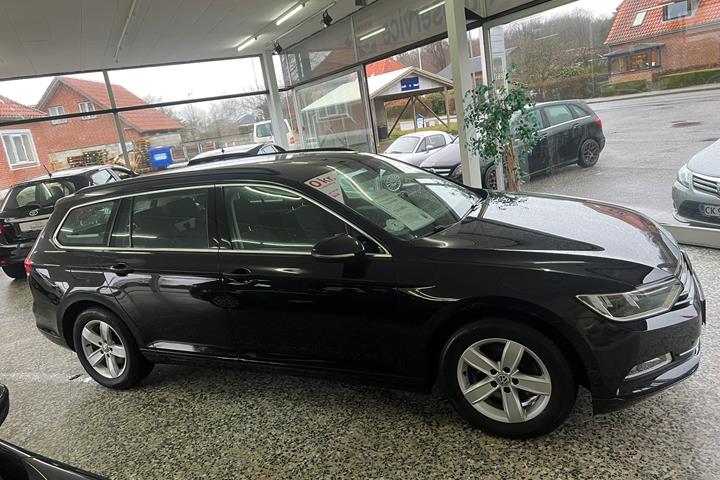 Sort VW Passat fra 2016