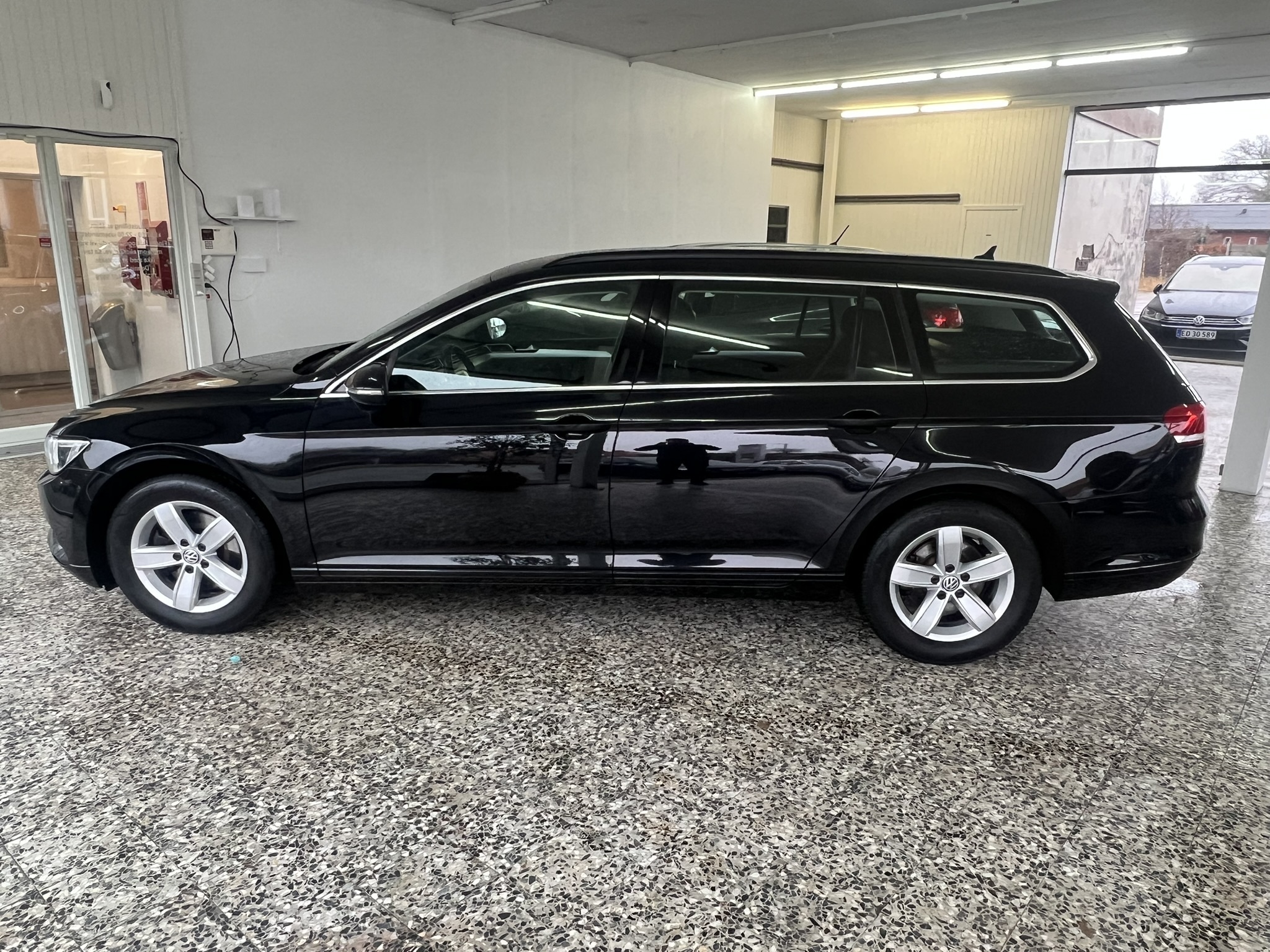 Sort VW Passat fra 2016