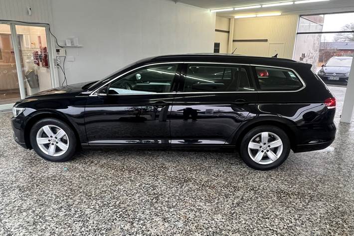 Sort VW Passat fra 2016