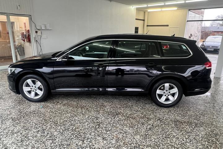Sort VW Passat fra 2016