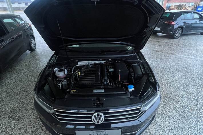 Sort VW Passat fra 2016
