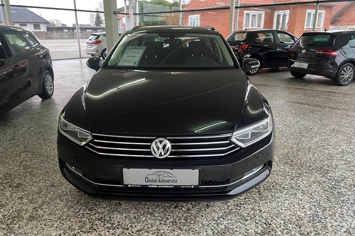 Sort VW Passat fra 2016