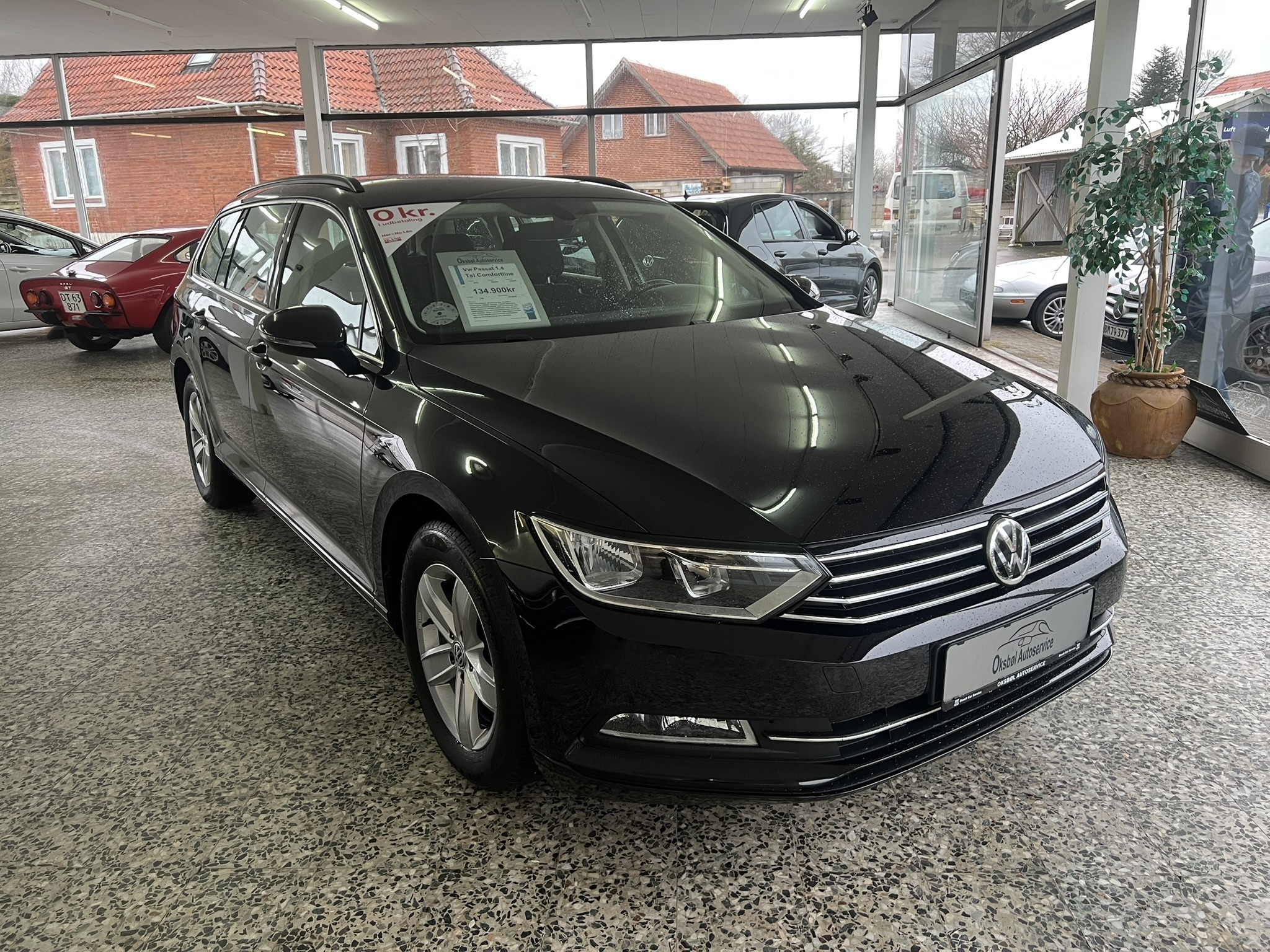 Sort VW Passat fra 2016