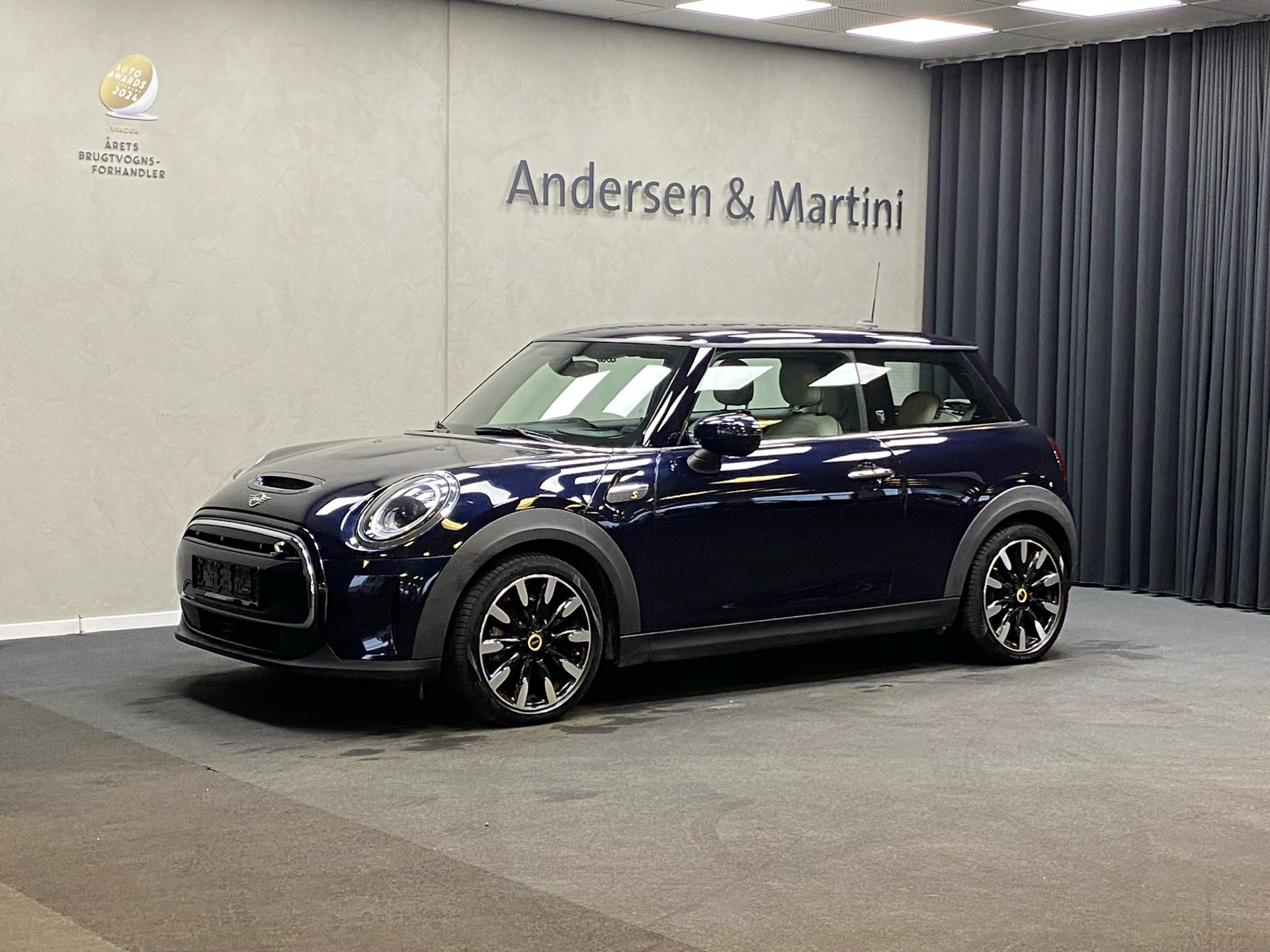 Sort Mini Cooper fra 2021 set udefra