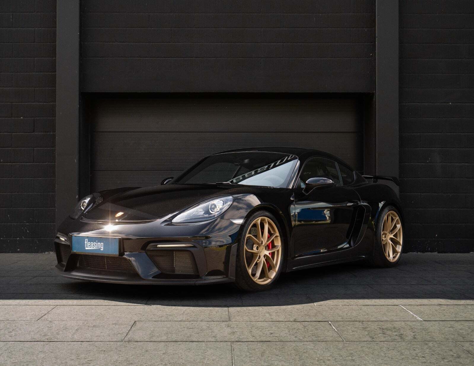 Sort Porsche 718 Cayman GT4 fra 2021