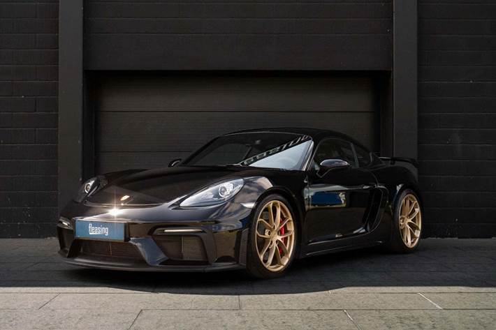 Sort Porsche 718 Cayman GT4 fra 2021