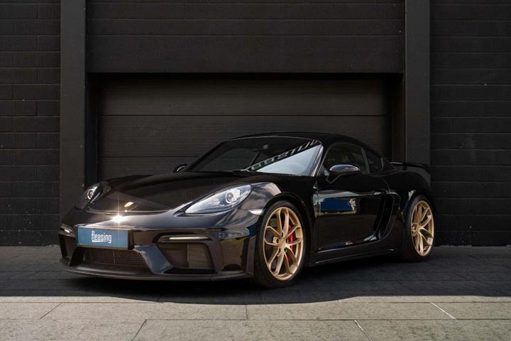 Sort Porsche 718 Cayman GT4 fra 2021