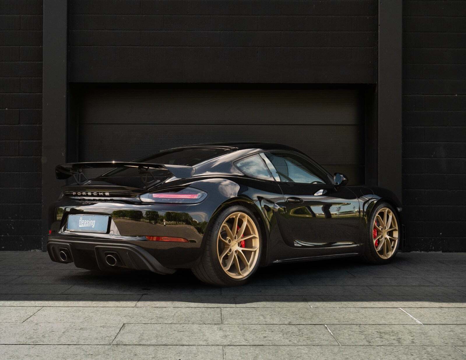 Sort Porsche 718 Cayman GT4 fra 2021