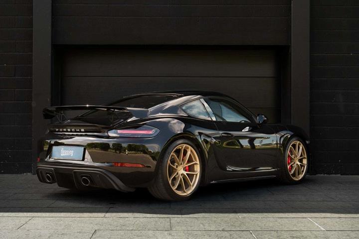 Sort Porsche 718 Cayman GT4 fra 2021