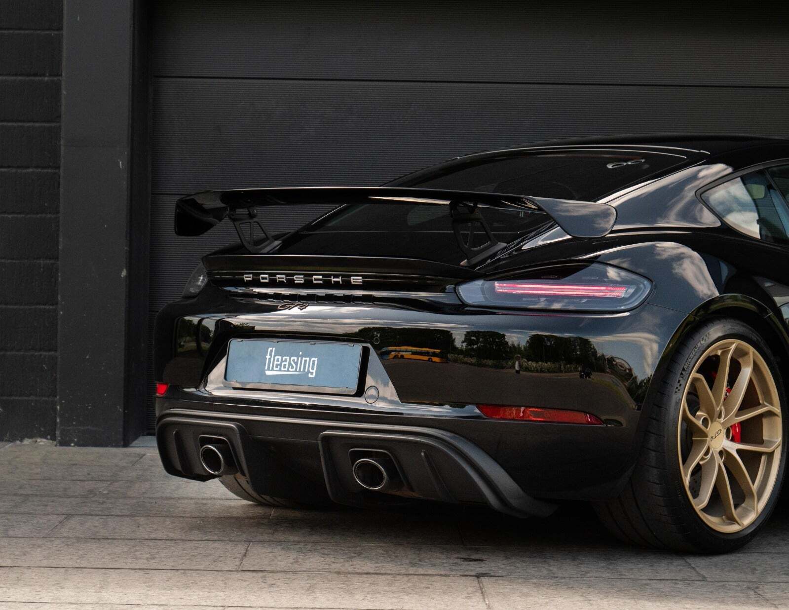 Sort Porsche 718 Cayman GT4 fra 2021 set udefra