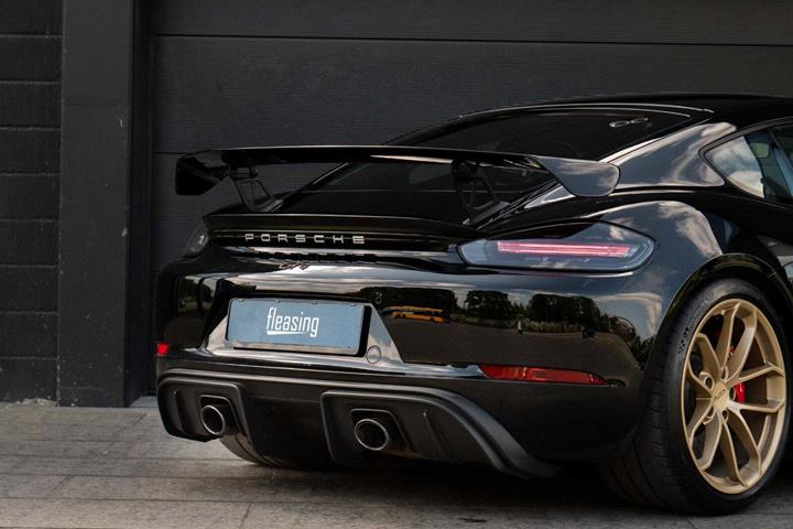 Sort Porsche 718 Cayman GT4 fra 2021 set udefra