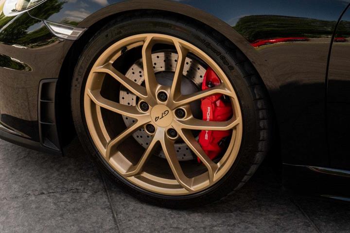 Sort Porsche 718 Cayman GT4 fra 2021 set udefra