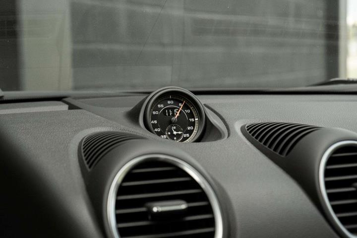 Sort Porsche 718 Cayman GT4 fra 2021 set indefra