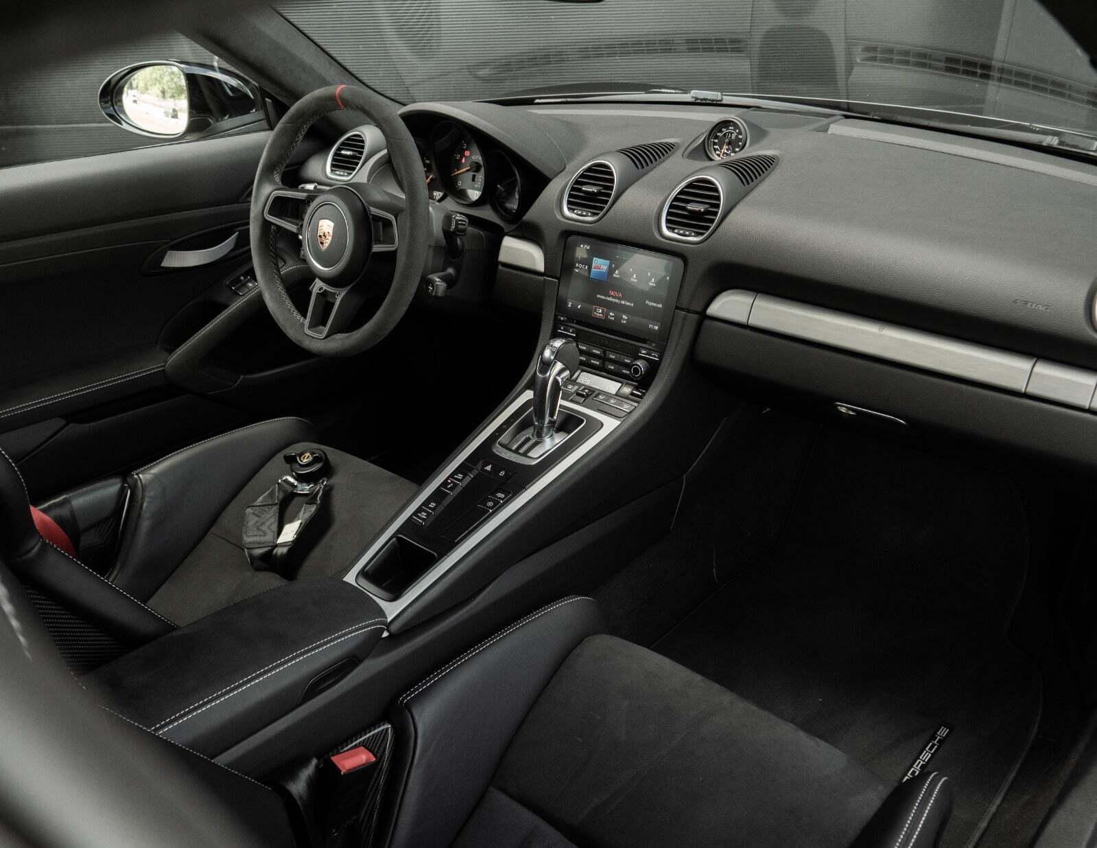 Sort Porsche 718 Cayman GT4 fra 2021 set indefra