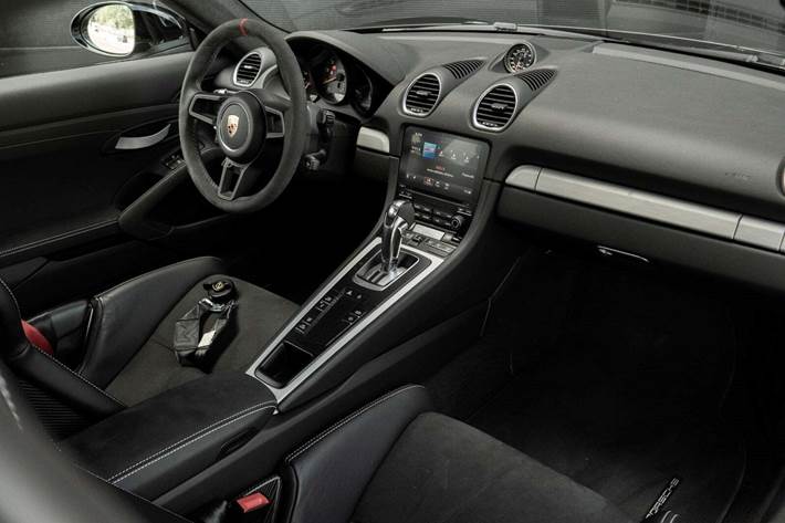 Sort Porsche 718 Cayman GT4 fra 2021 set indefra