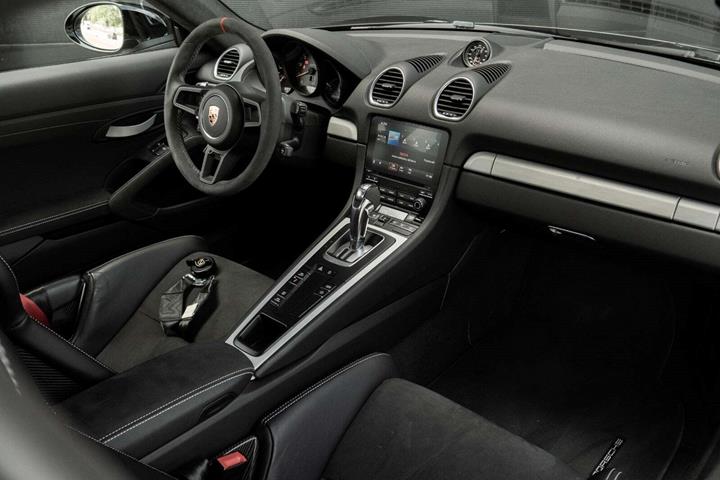 Sort Porsche 718 Cayman GT4 fra 2021 set indefra