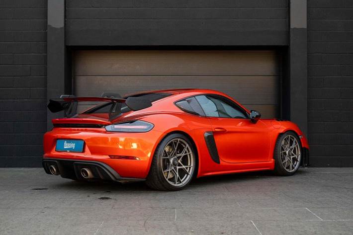 Sort Porsche 718 Cayman GT4 RS fra 2023