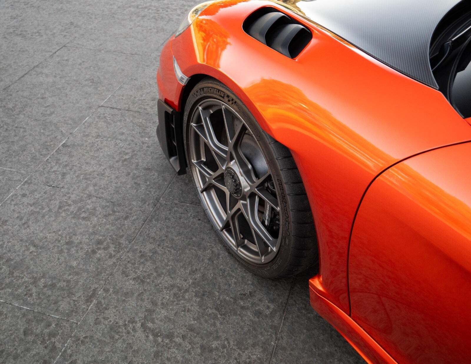 Sort Porsche 718 Cayman GT4 RS fra 2023 set udefra