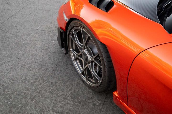 Sort Porsche 718 Cayman GT4 RS fra 2023 set udefra