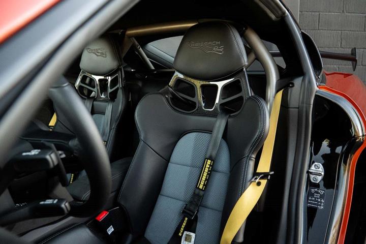 Sort Porsche 718 Cayman GT4 RS fra 2023 set indefra