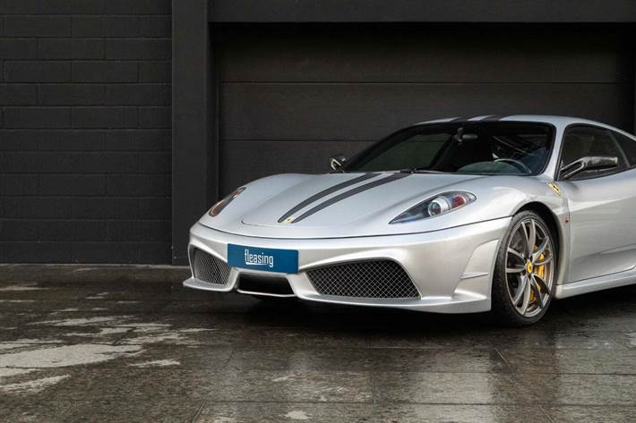 Sølv Ferrari 430 Scuderia fra 2008 set udefra