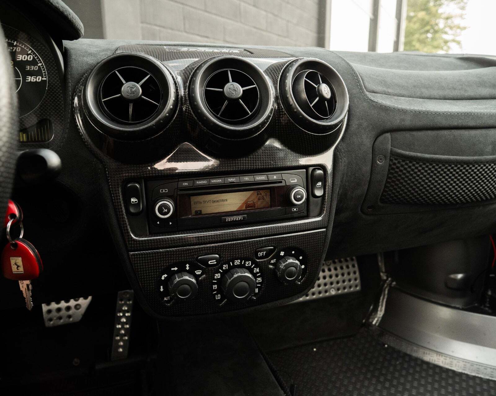 Sort Ferrari 430 Scuderia fra 2008 set indefra