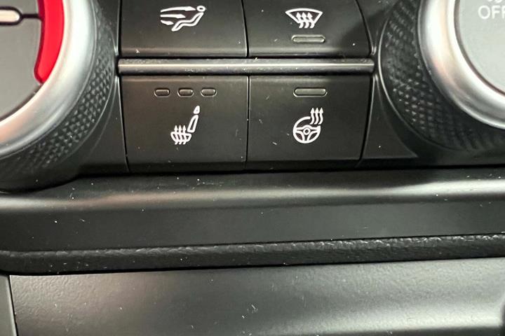Brun Alfa Romeo Stelvio fra 2020 set indefra
