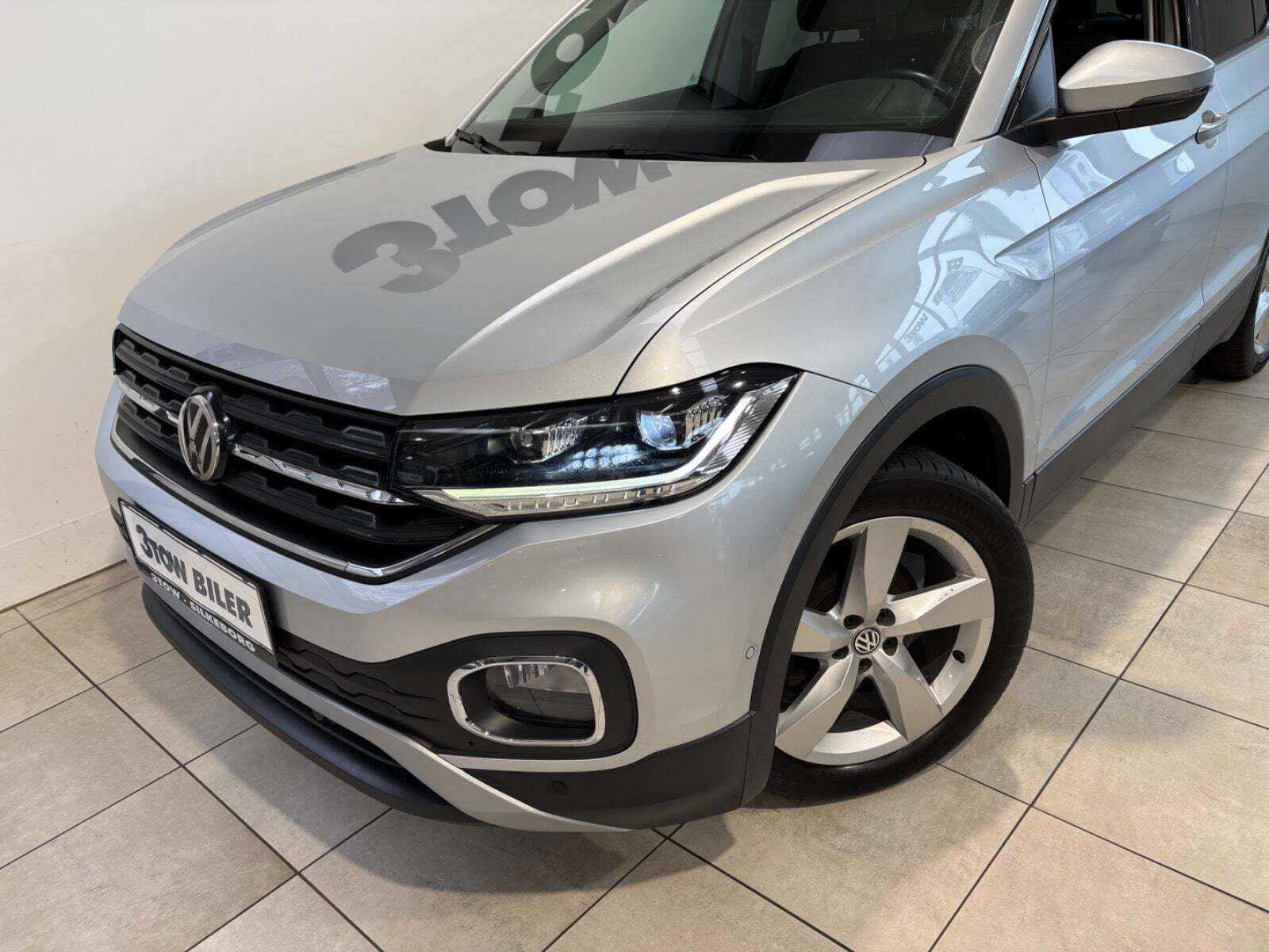 Sølv VW T-Cross fra 2020 set udefra