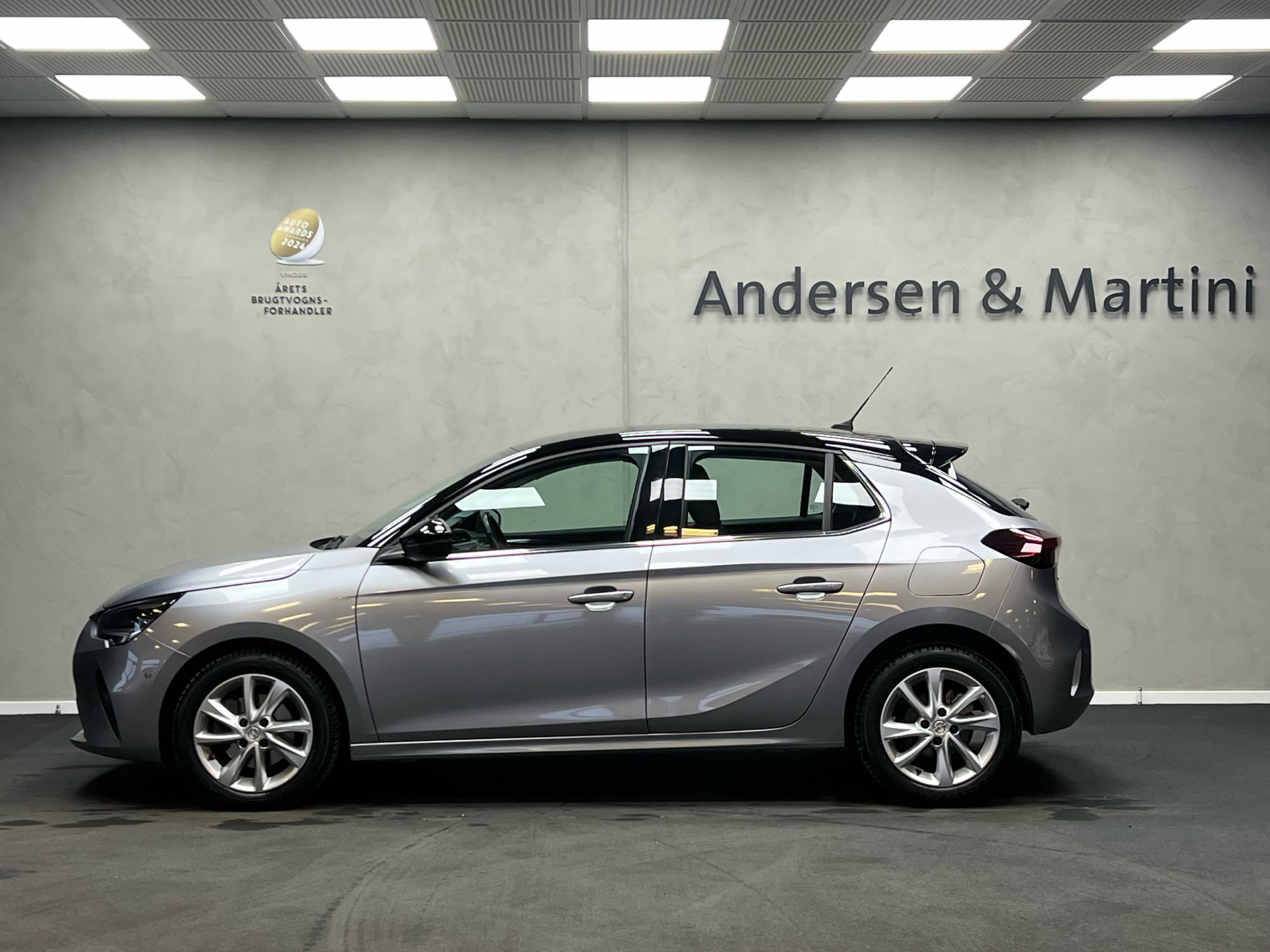 Grå Opel Corsa fra 2022