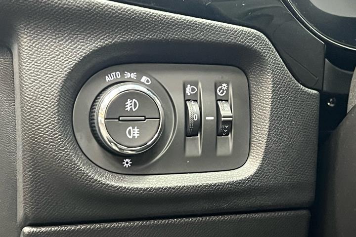 Grå Opel Corsa fra 2022