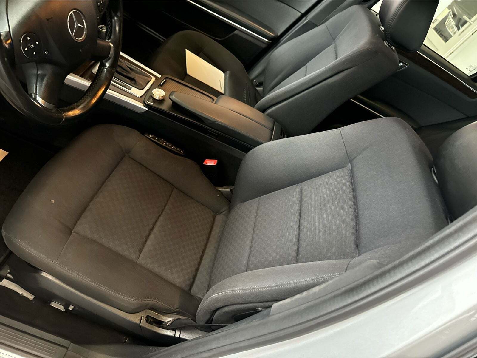 Sølv Mercedes E200 fra 2010