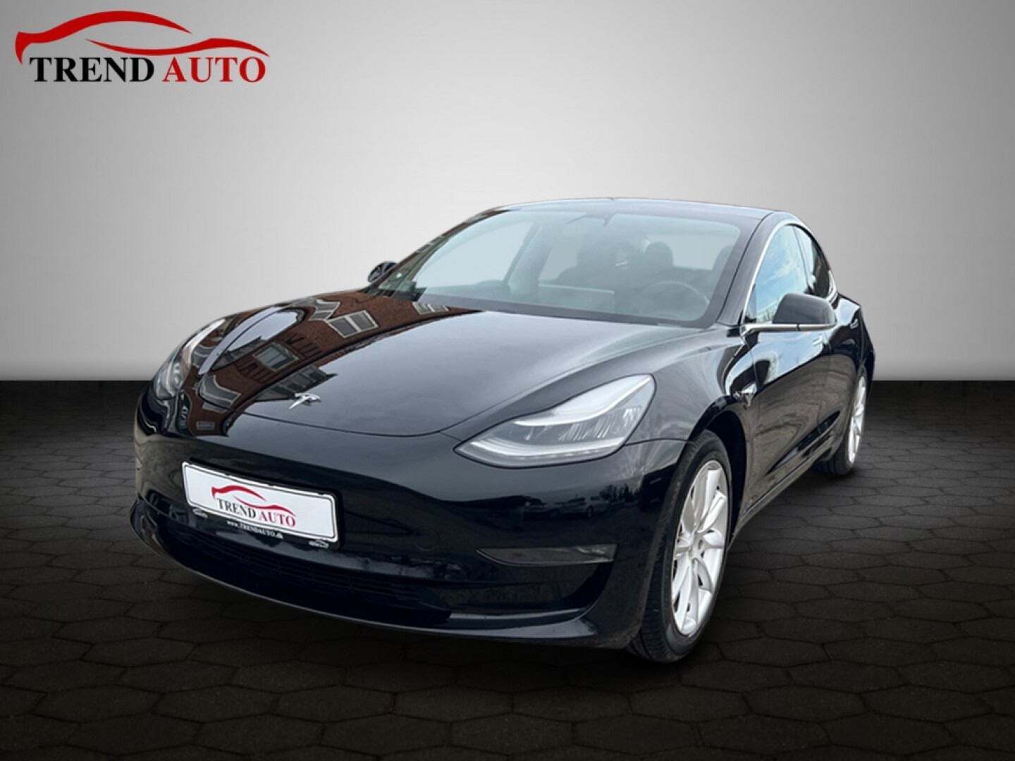 Sort Tesla Model 3 fra 2019 set udefra
