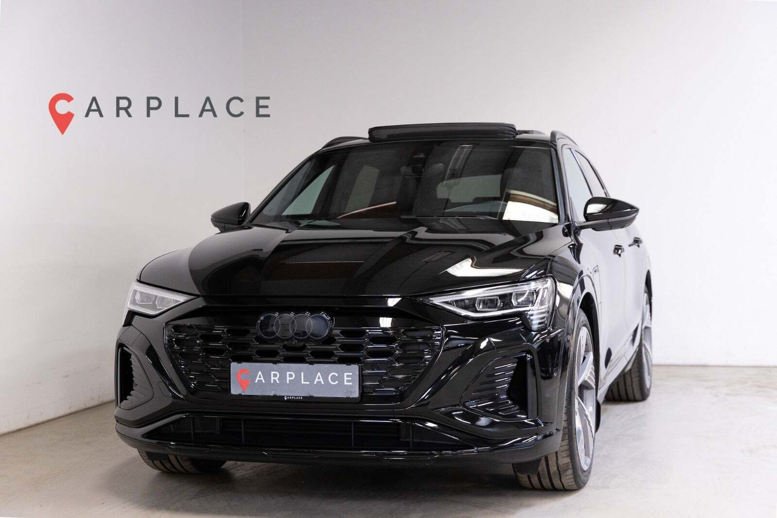 Sort Audi Q8 e-tron fra 2024 set udefra