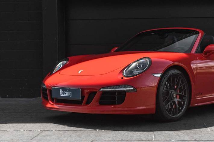 Rød Porsche 911 Carrera 4 GTS fra 2015 set udefra