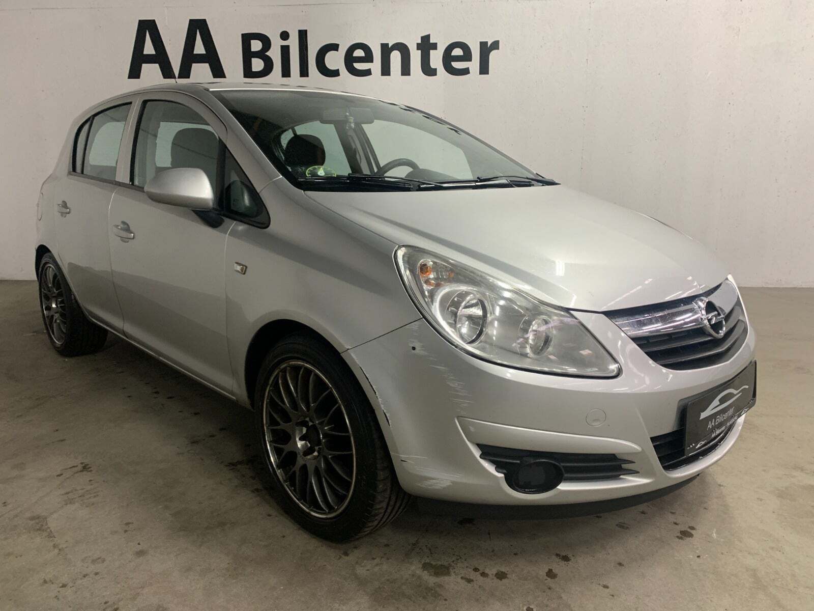 Grå Opel Corsa fra 2008 set udefra