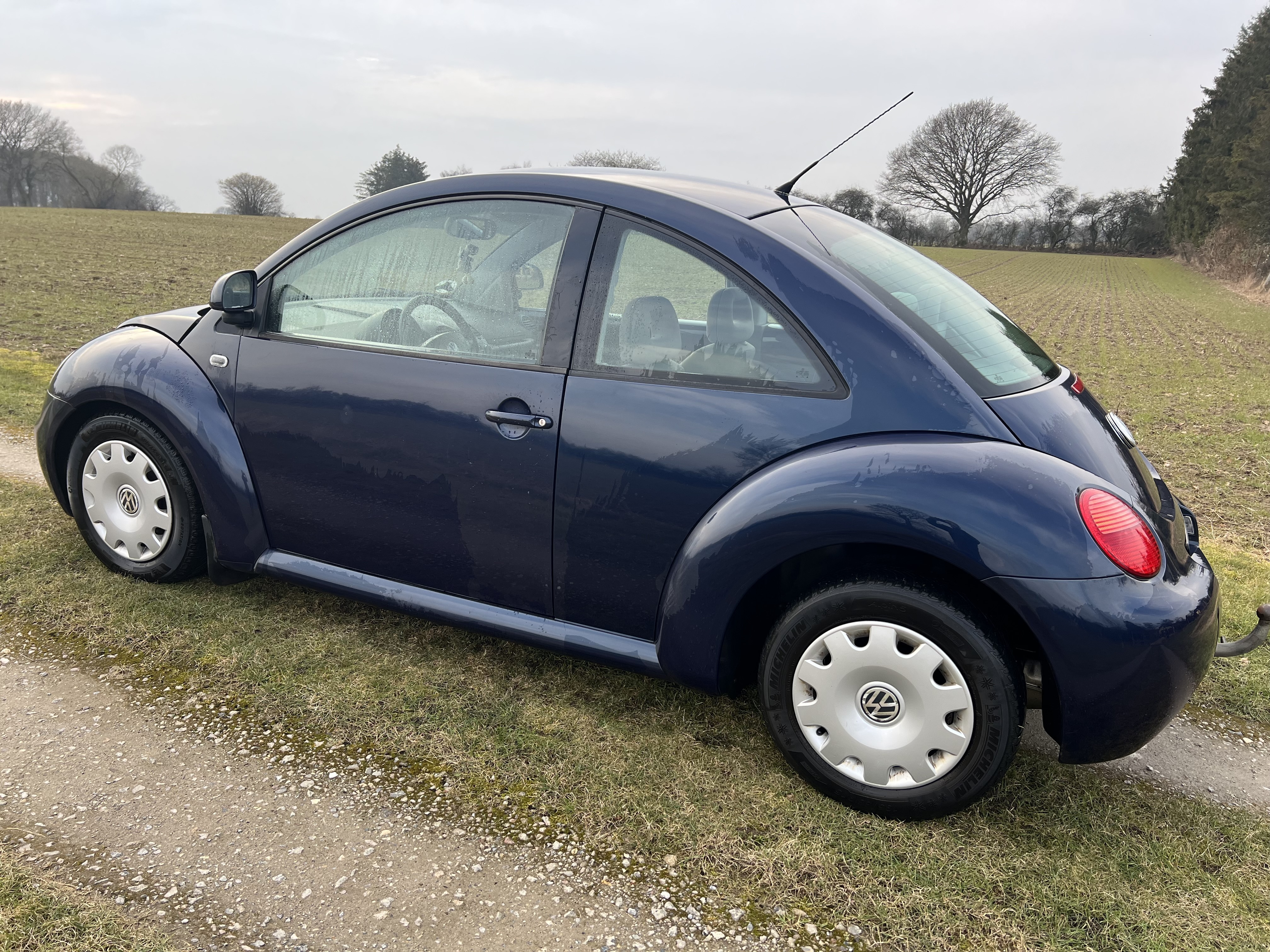 Blå VW Beetle fra 1999