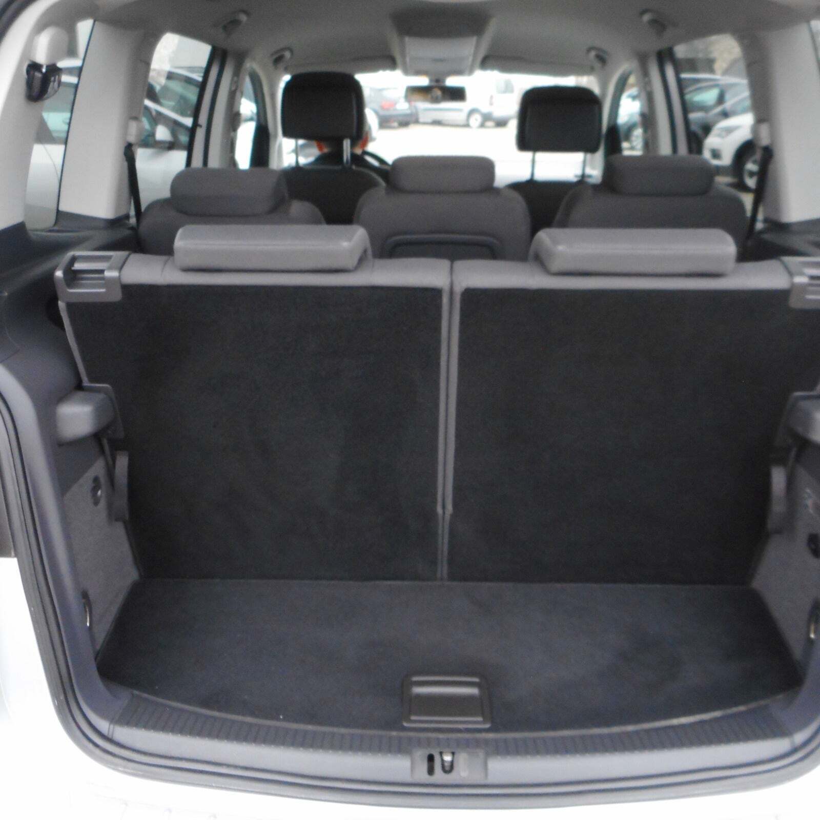 Sølv VW Touran fra 2014