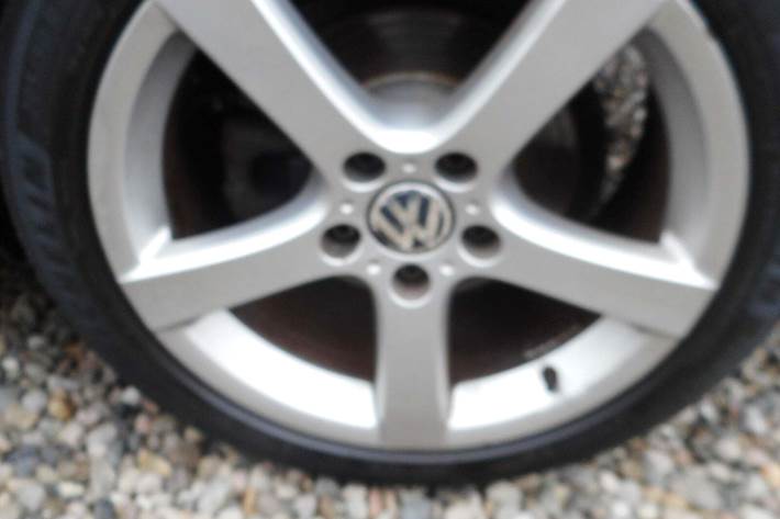 Sølv VW Touran fra 2014