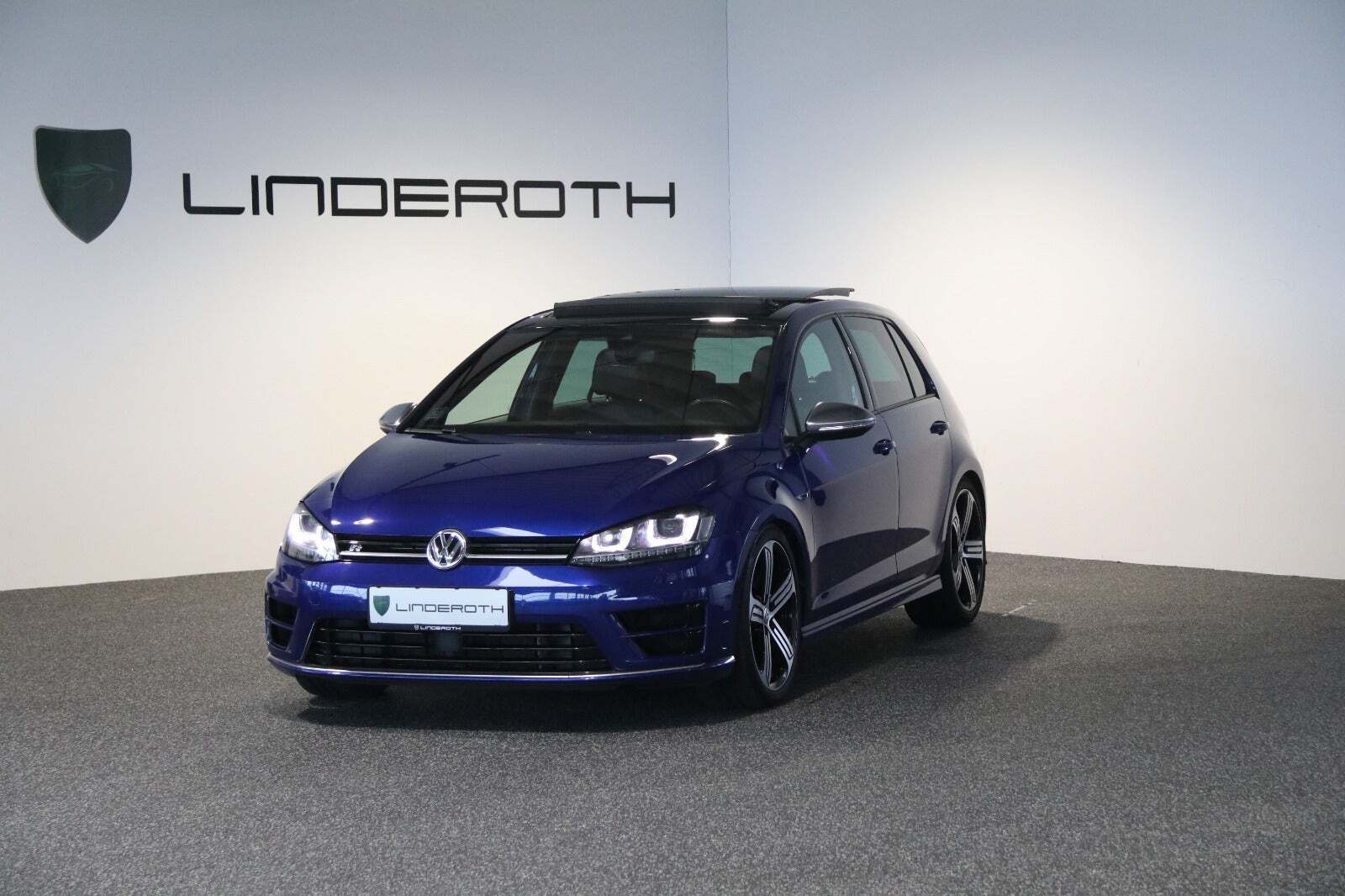 Blå VW Golf VII fra 2016 set udefra