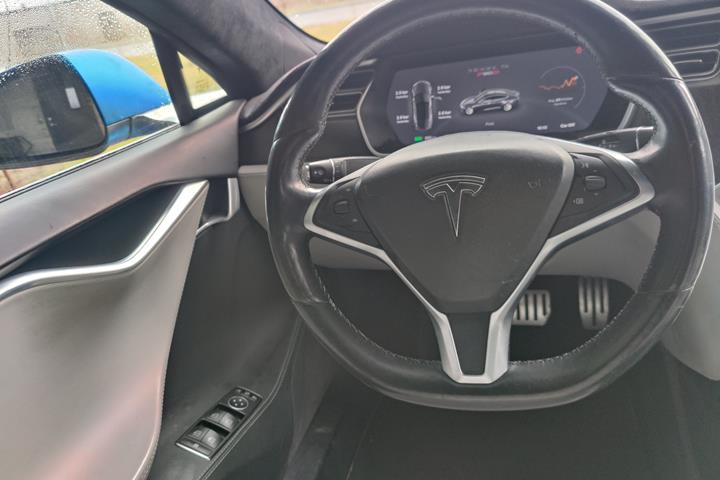 Grå Tesla Model S fra 2015