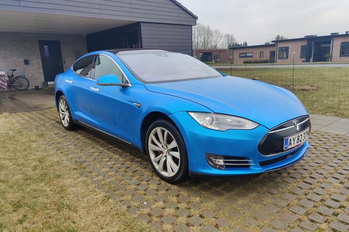 Grå Tesla Model S fra 2015