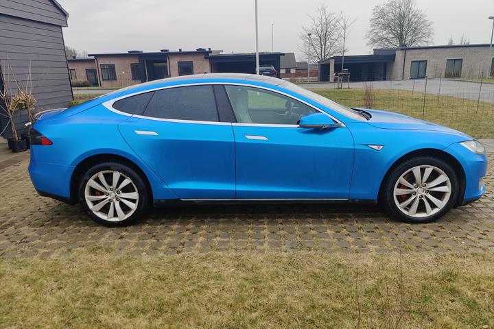 Grå Tesla Model S fra 2015