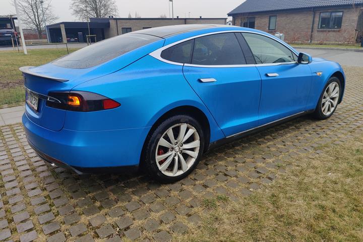 Grå Tesla Model S fra 2015