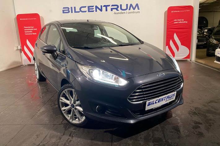 Blå Ford Fiesta fra 2013 set udefra